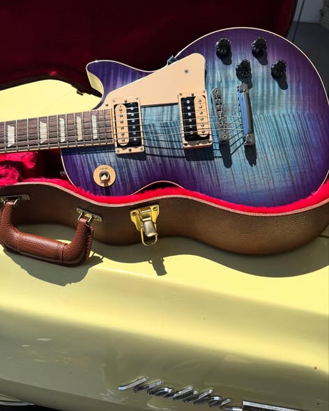 Les Paul Blueberry Burst Flametop Traditional Pro V at Redwoods Vintage Guitars St Pete Florida Body