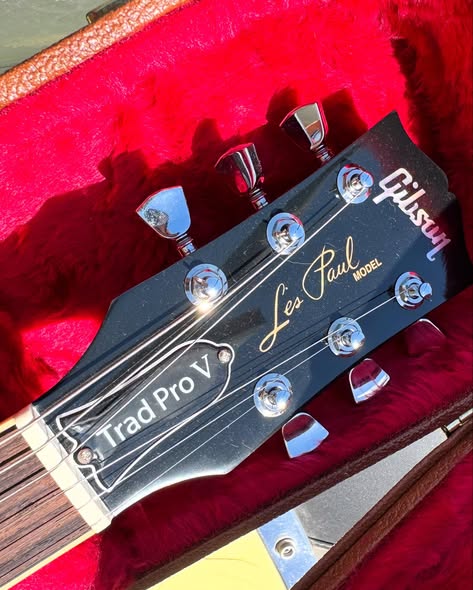 Les Paul Blueberry Burst Flametop Traditional Pro V at Redwoods Vintage Guitars St Pete Florida Headstock
