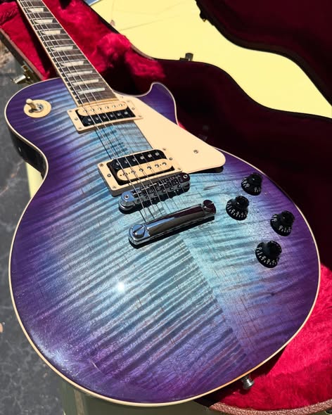 Les Paul Blueberry Burst Flametop Traditional Pro V at Redwoods Vintage Guitars St Pete Florida