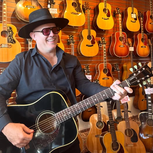 1990 Gibson 1990 J35 Ebony Lacquer ft Forrest Hoffar
