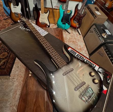 Danelectro Longhorn Silverburst Bass