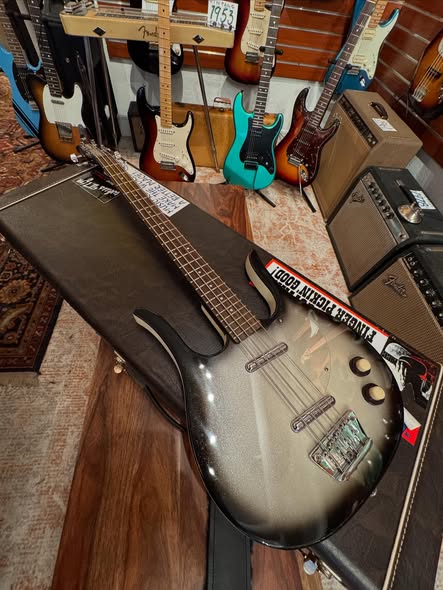 Danelectro Longhorn Silverburst Bass