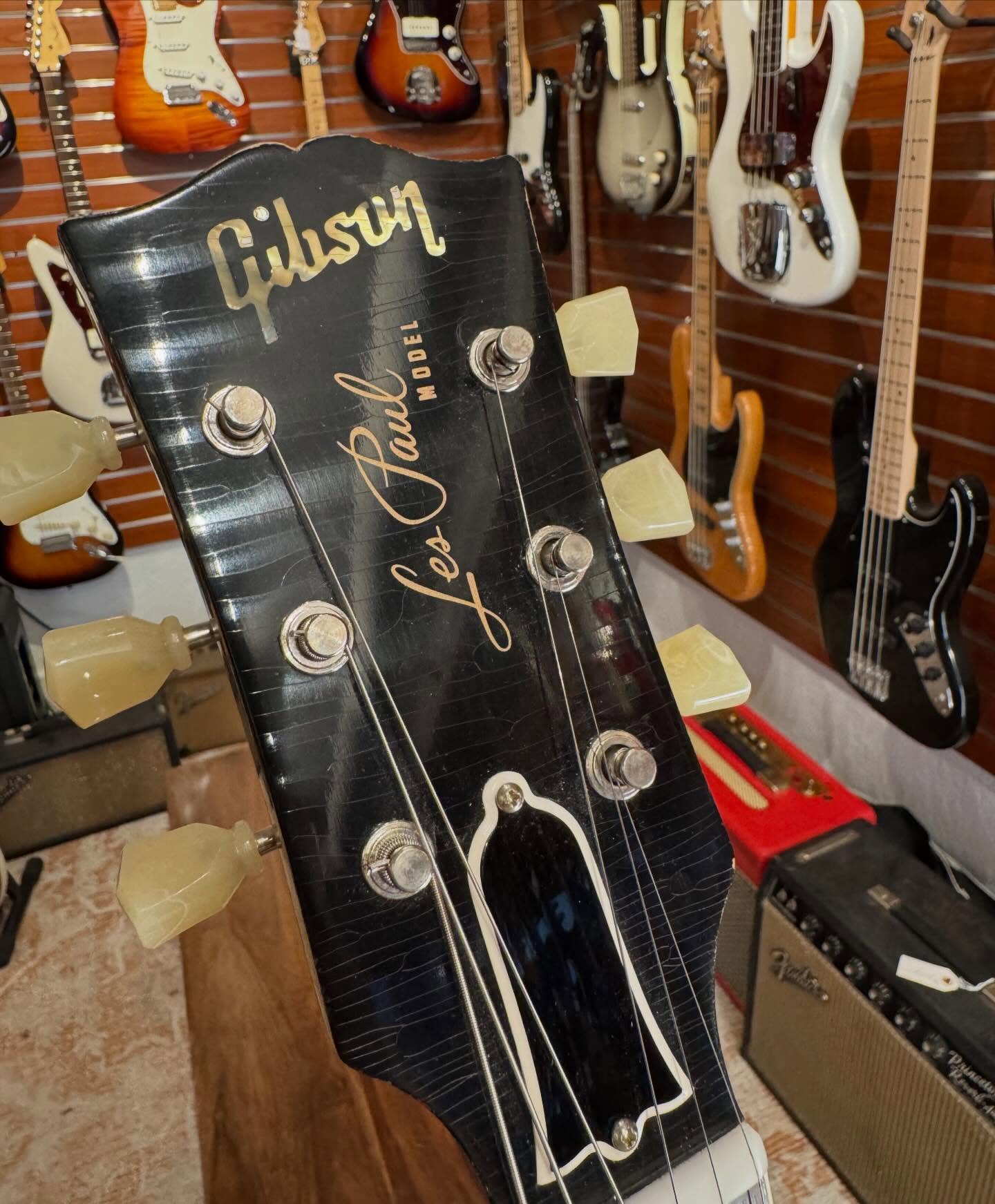 Reissue 1957Reissue 1957 Gibson R7 “All Gold” at Redwoods Vintage Guitars St Pete Florida Gibson R7 “All Gold” at Redwoods Vintage Guitars St Pete Florida Headstock Reissue 1957 Gibson R7 “All Gold” at Redwoods Vintage Guitars St Pete Florida