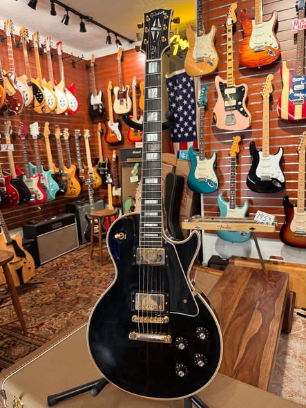 Reissue 1968 Gibson Custom Shop Black Beauty at Redwoods vintage Guitars St Pete Florida